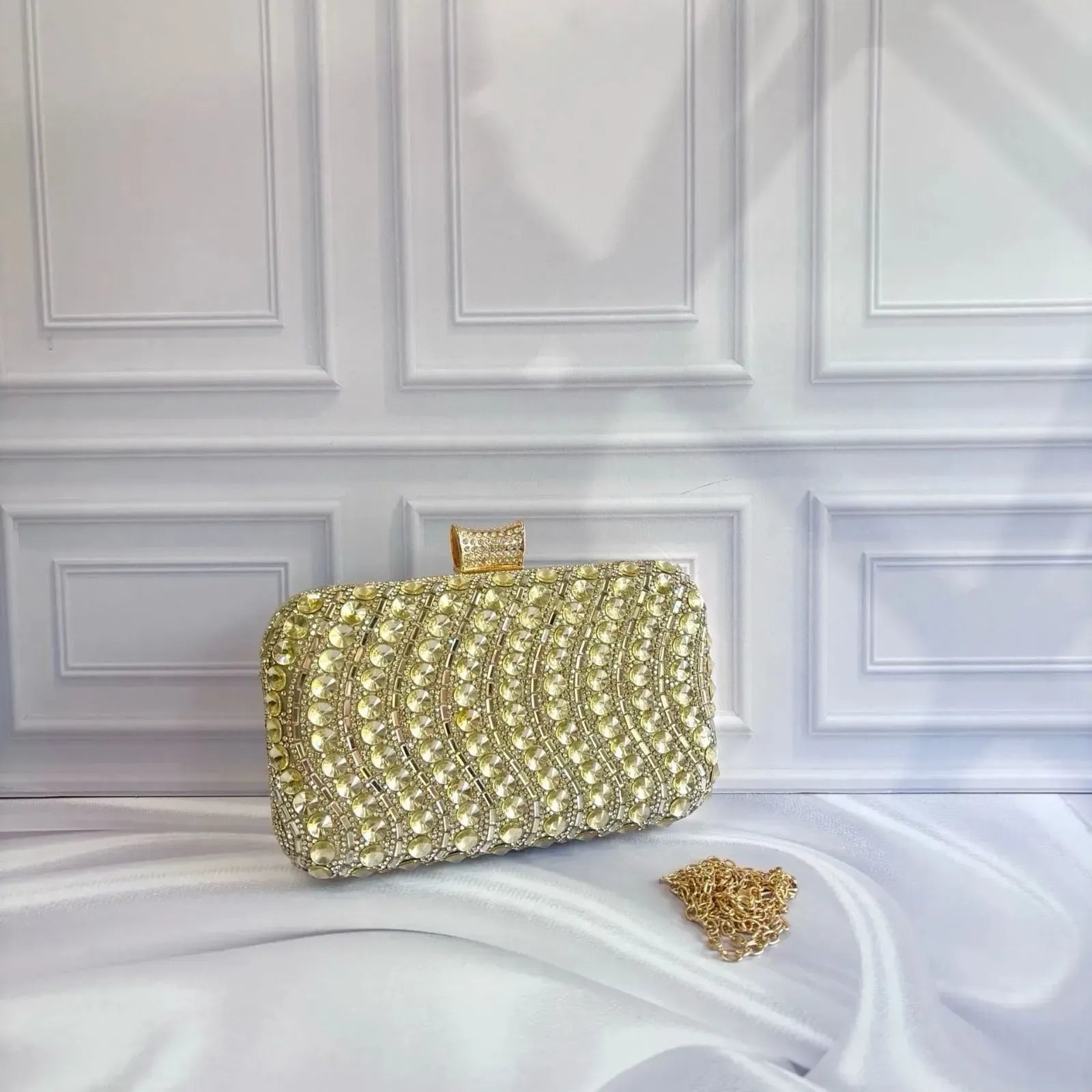 Clutch Cofre Caracol con piedras